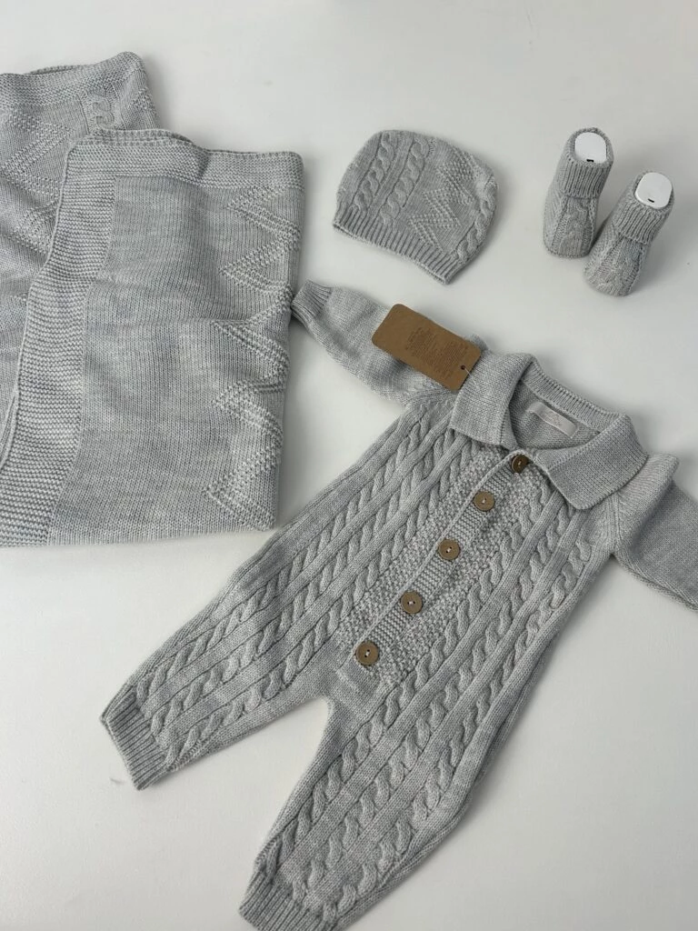 Zestaw 4 w 1 buciki , pajacyk , kocyk oraz czapeczkę dla dziecka