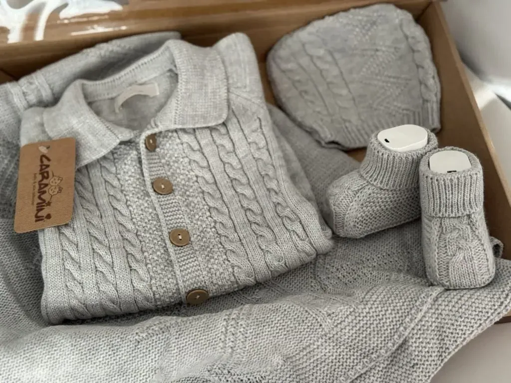 Zestaw 4 w 1 buciki , pajacyk , kocyk oraz czapeczkę dla dziecka