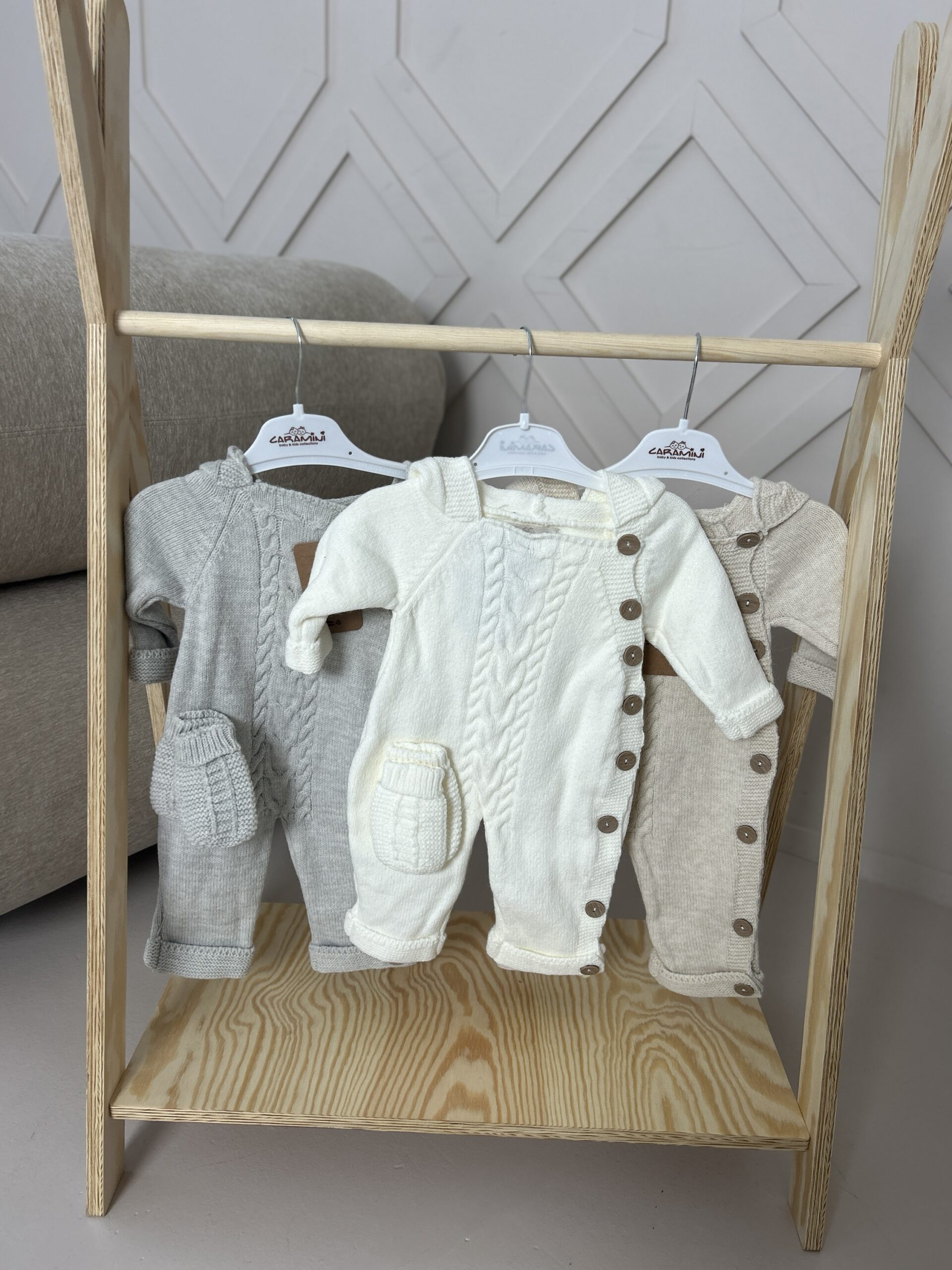 Pajacyk na guzikach + buciki - obrazek 3