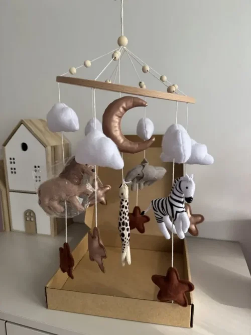 Karuzela do łóżeczka niemowlęcego – drewniany mobil do pokoju dziecka