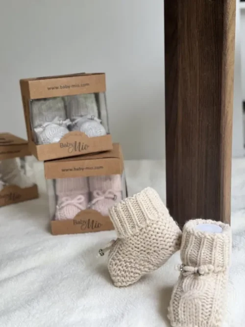 Buciki dla noworodka – miękkie, ciepłe, w pudełku prezentowym
