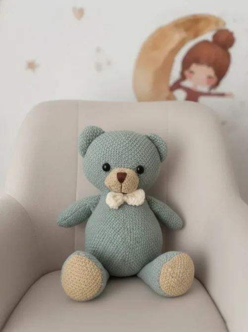 Zabawka dziecięca. Szydełkowany Miś