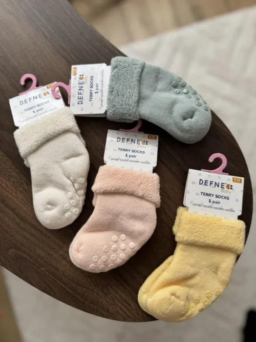 Skarpetki niemowlęce antypoślizgowe z bawełny – ciepłe, miękkie, bezuciskowe