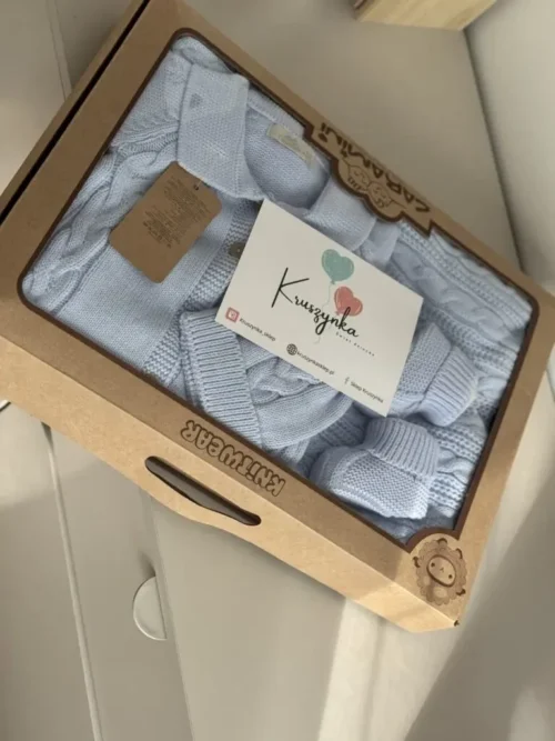 Zestaw niemowlęcy 4-częściowy – pajacyk, czapeczka, buciki, koc z misiem – komplet dla noworodka