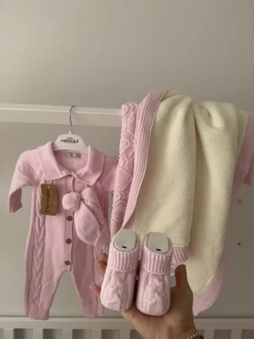 Zestaw niemowlęcy 4-częściowy – pajacyk, czapeczka, buciki, koc z misiem – komplet dla noworodka