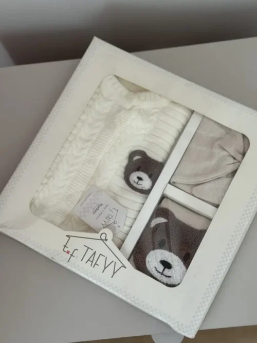 komplet niemowlęcy z bawełny – body, czapeczka i spodnie z motywem misia