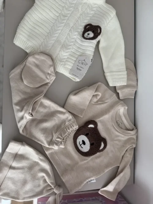 komplet niemowlęcy z bawełny – body, czapeczka i spodnie z motywem misia