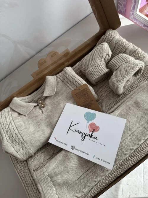 Zestaw niemowlęcy premium – sweterek, spodnie, kocyk i buciki