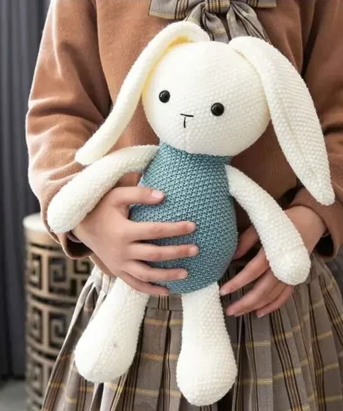 Zabawka dziecięca. Szydełkowany zajączek